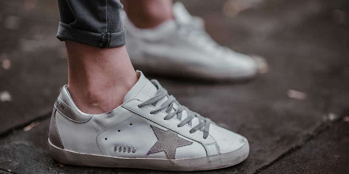 The sneaker comes Golden Goose Shoes Sale with an additional set of white shoelaces